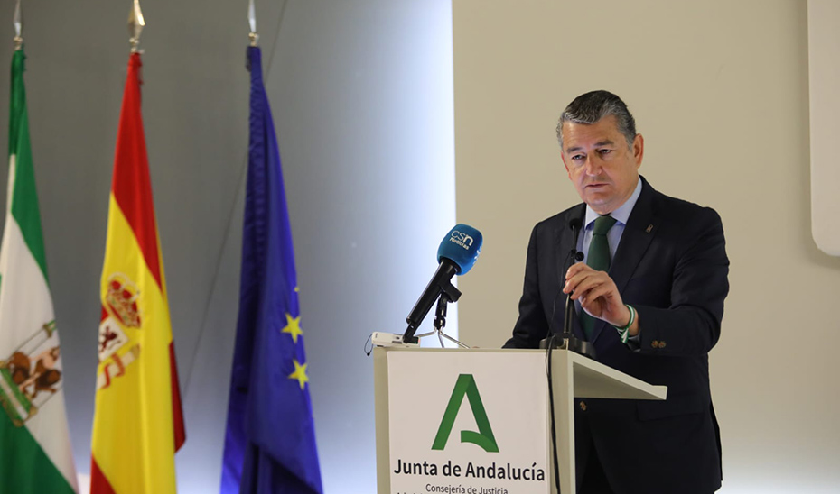 
			      El consejero de la Presidencia, Antonio Sanz, durante la inauguración de la I Jornada de Simplificación Administrativa.			    
			  